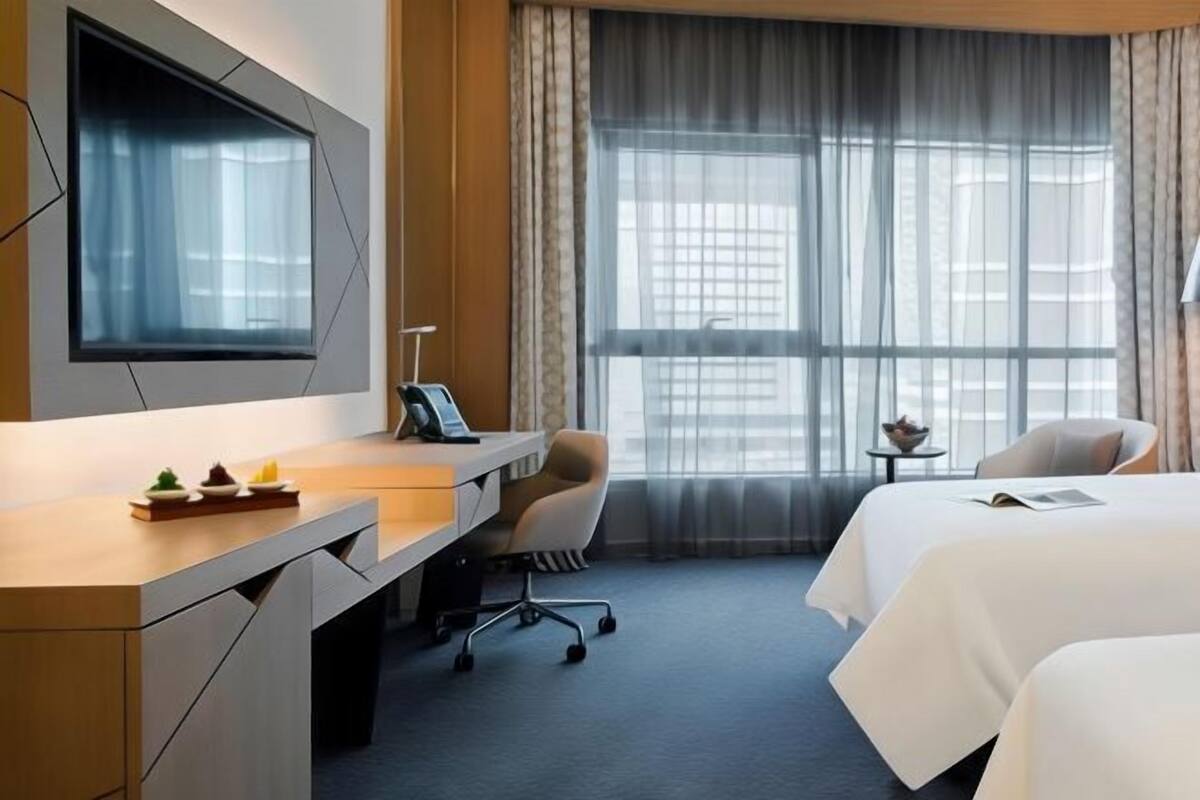 Bộ đồ giường kháng dị ứng, chăn bông, minibar, két bảo mật tại phòng 