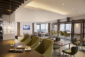 2 bars/lounges, wine bar