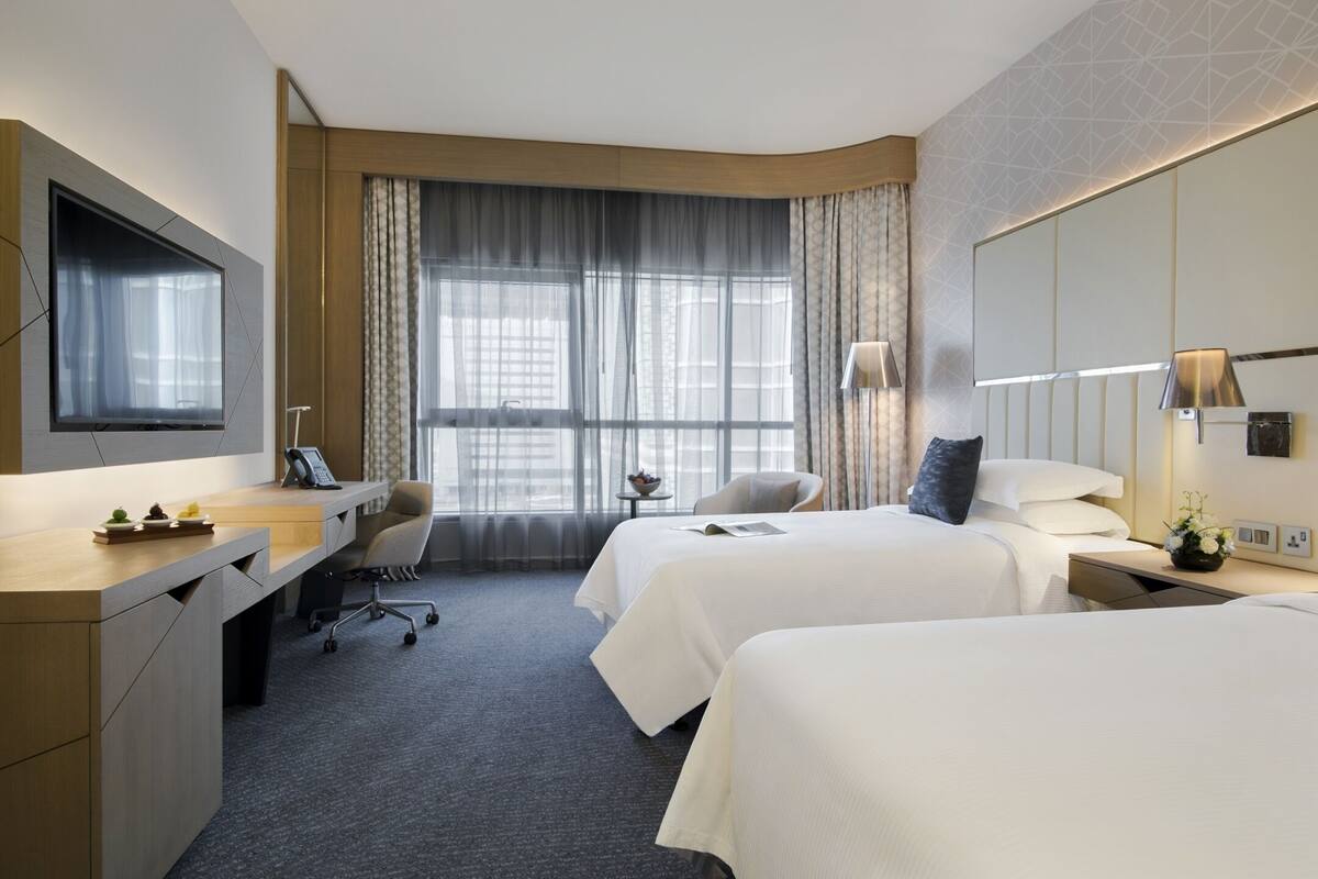 Bộ đồ giường kháng dị ứng, chăn bông, minibar, két bảo mật tại phòng 