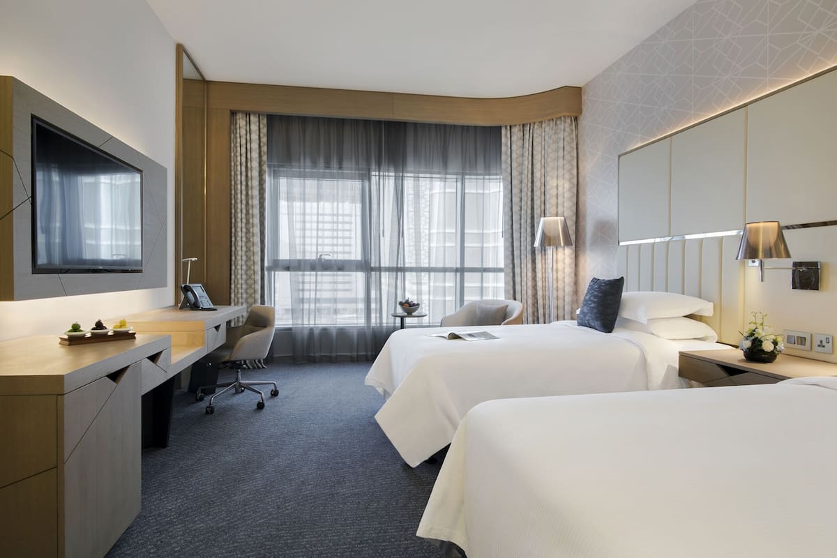 Bộ đồ giường kháng dị ứng, chăn bông, minibar, két bảo mật tại phòng 