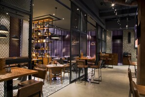 2 bar/lounge, wine bar