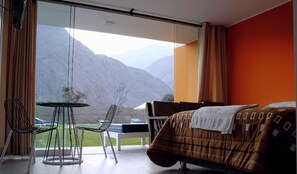 Deluxe Room, 1 Queen Bed | Premium bedding, minibar, rollaway beds, free WiFi