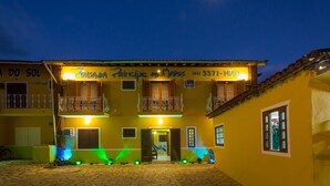 Un edificio amarillo con balcones y un letrero que dice "Pousada do Marés".
