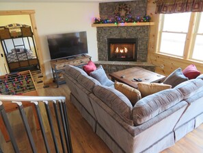 Smart TV, fireplace, Netflix, DVD player - Secluded mountain cabin 5 acres , all rooms with view,  hear soothing waterfall (Maggie Valley)