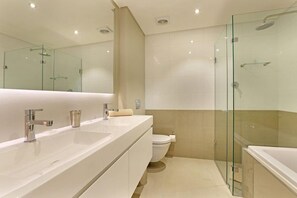 Algarkirk | Bathroom | Shower, hair dryer, towels