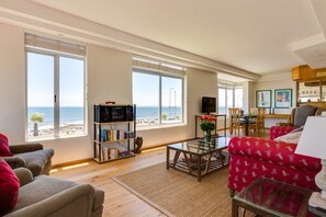 Villa Marina | Living room | Flat-screen TV, DVD player, MP3 dock - Afribode Villa Marina (Cape Town)