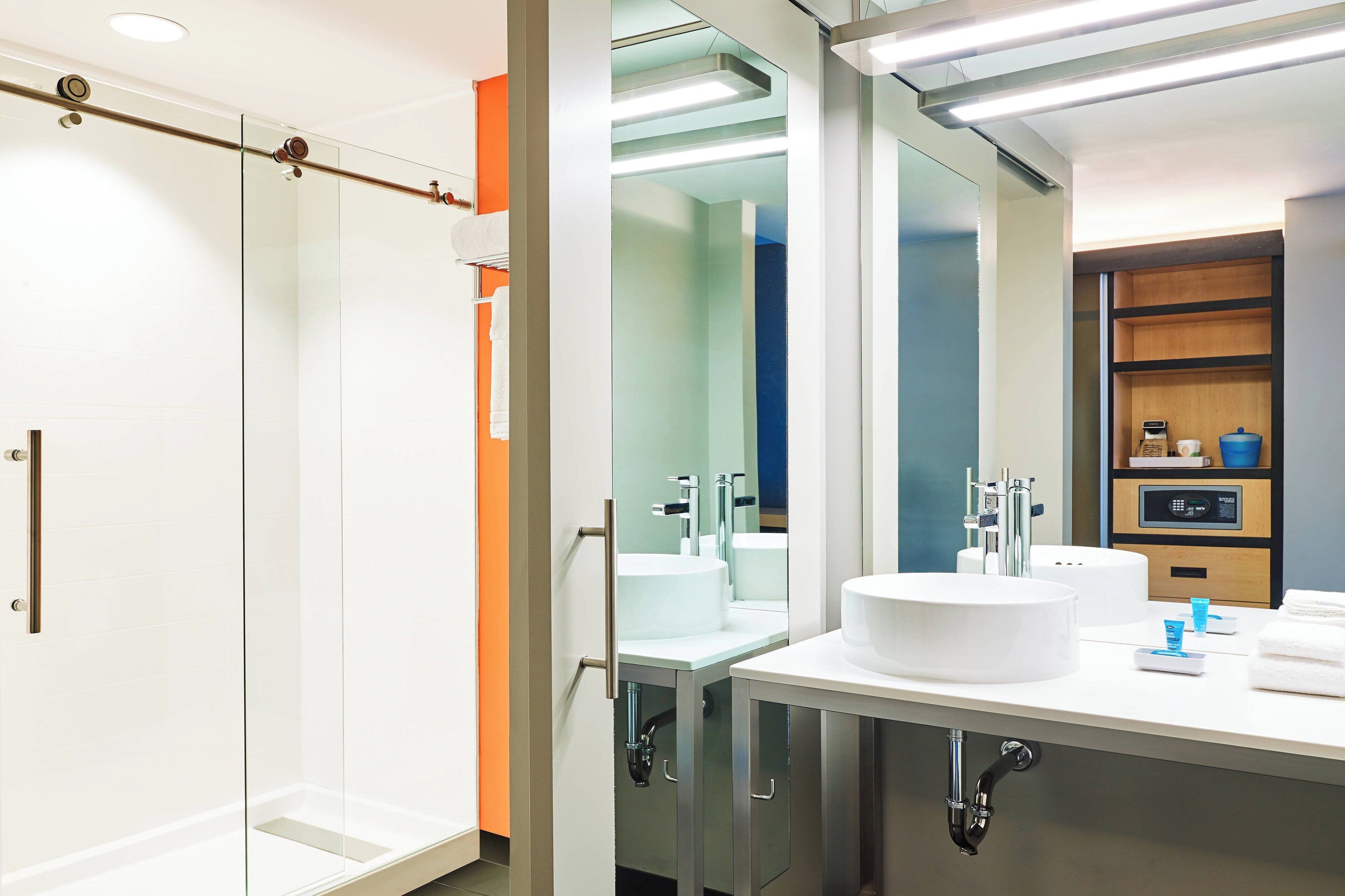 combined shower/bathtub, free toiletries, hair dryer, towels