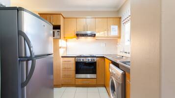 Vino Apartment | Private kitchen | Fridge, microwave, oven, stovetop