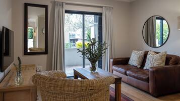 Apartamento Confort, 2 habitaciones ( Vino Apartment) | Zona de estar | Una televisión de pantalla plana