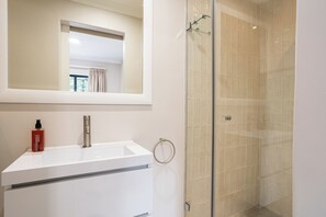 Vino Apartment | Bathroom | Free toiletries, hair dryer, towels