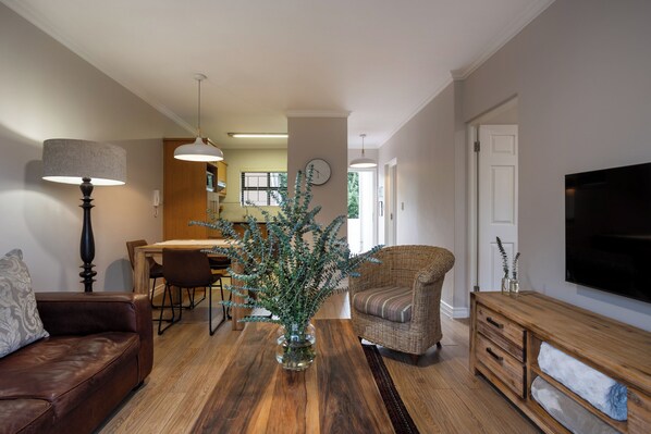  Vino Apartment | Living area | Flat-screen TV - Vino Self Catering Apartment (Stellenbosch)