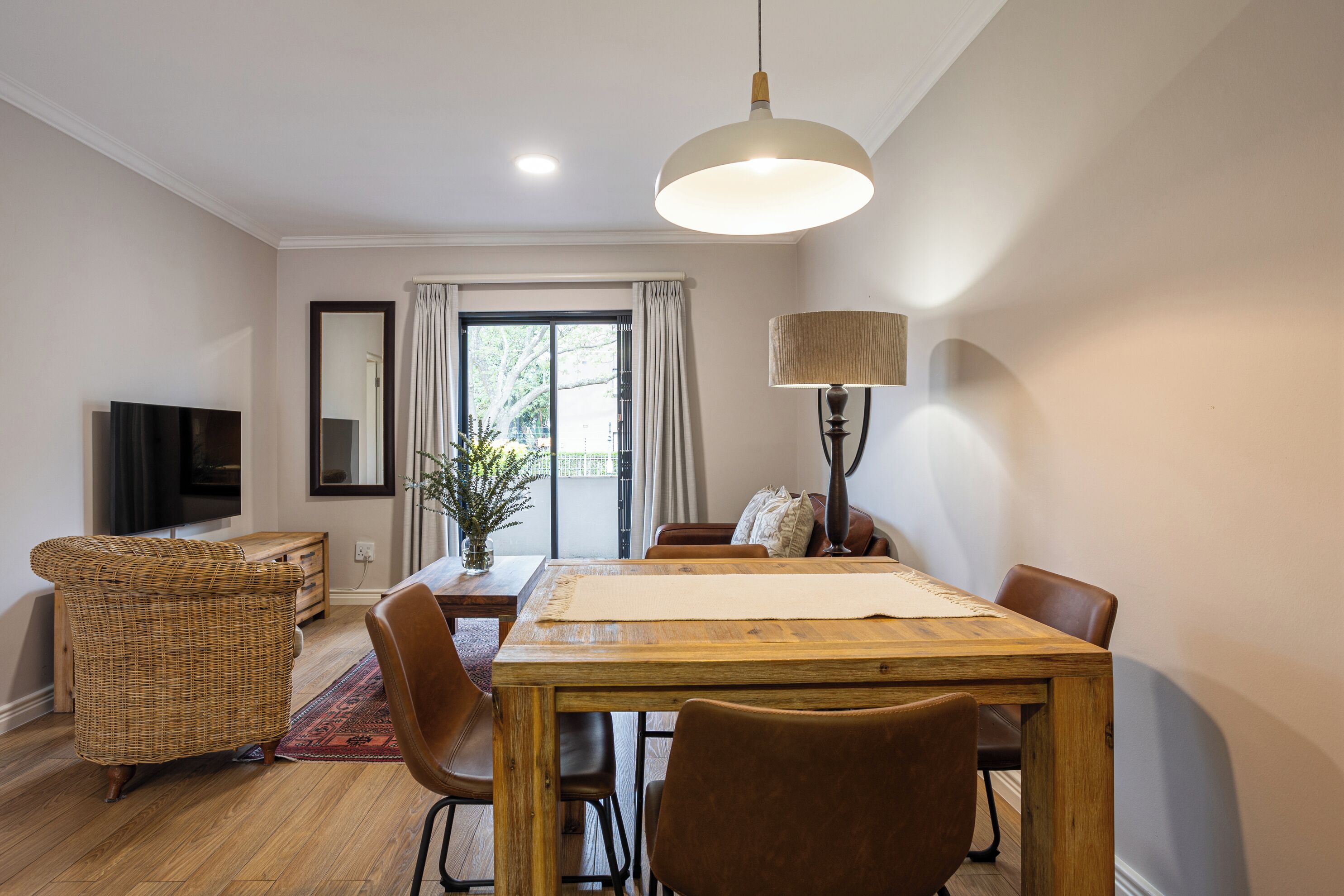 Apartamento conforto, 2 quartos ( Vino Apartment) | Área de estar | TV de tela plana