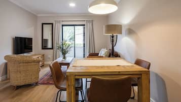 Apartamento Confort, 2 habitaciones ( Vino Apartment) | Zona de estar | Una televisión de pantalla plana