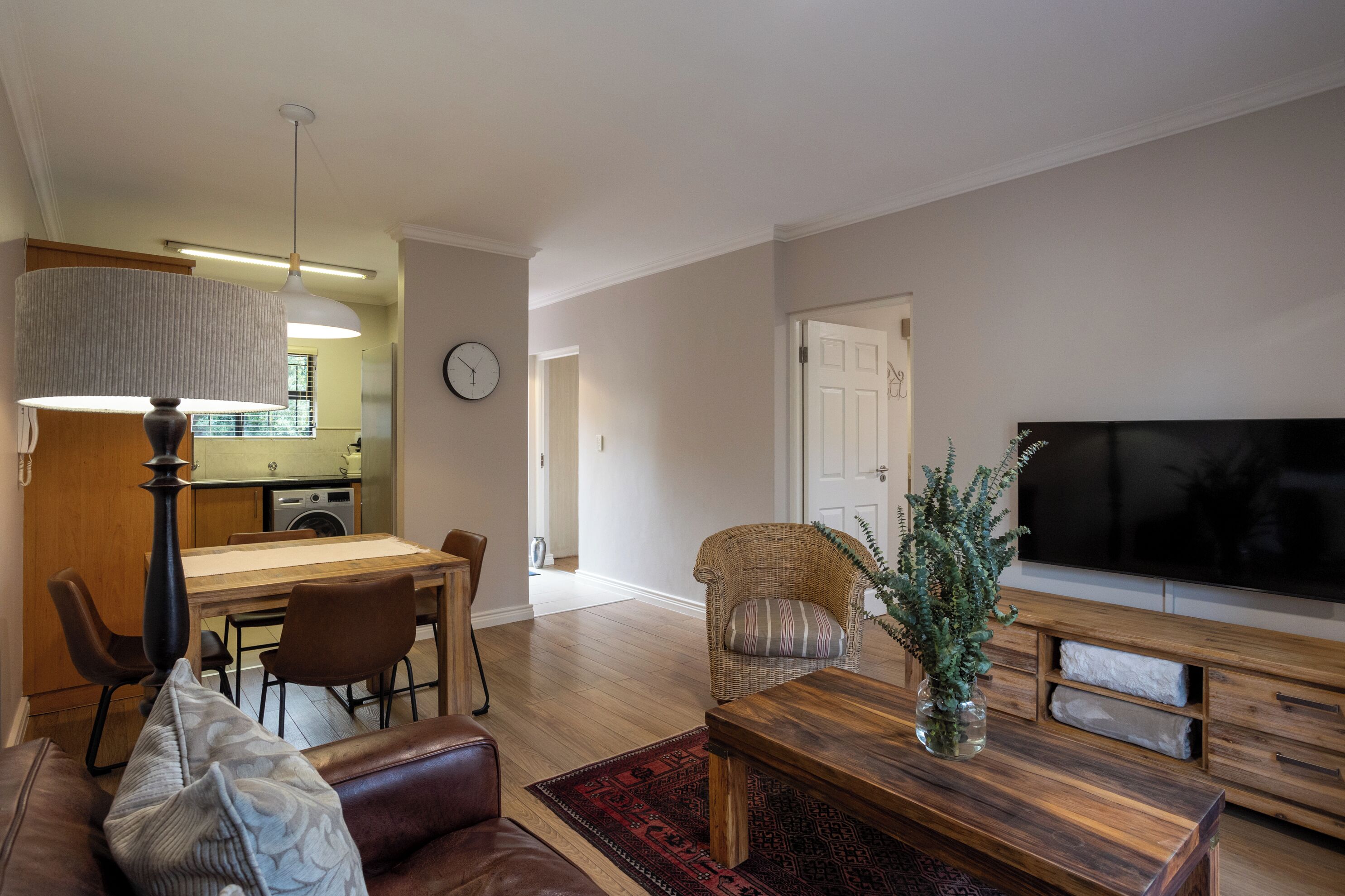 Apartamento Confort, 2 habitaciones ( Vino Apartment) | Zona de estar | Una televisión de pantalla plana