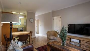 Apartamento Confort, 2 habitaciones ( Vino Apartment) | Zona de estar | Una televisión de pantalla plana