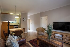 Apartamento Confort, 2 habitaciones ( Vino Apartment) | Zona de estar | Una televisión de pantalla plana