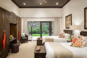 A hotel room with two beds, a wardrobe, a small table, and a view of the outdoors. - Wildehondekloof (Oudtshoorn)