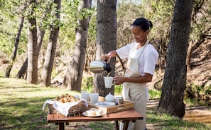 Outdoor dining - Wildehondekloof (Oudtshoorn)