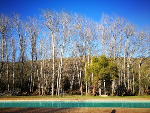 Piscine extérieure, chaises longues