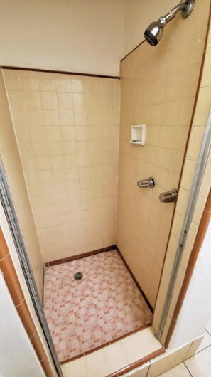 Dusch, hårtork och handdukar