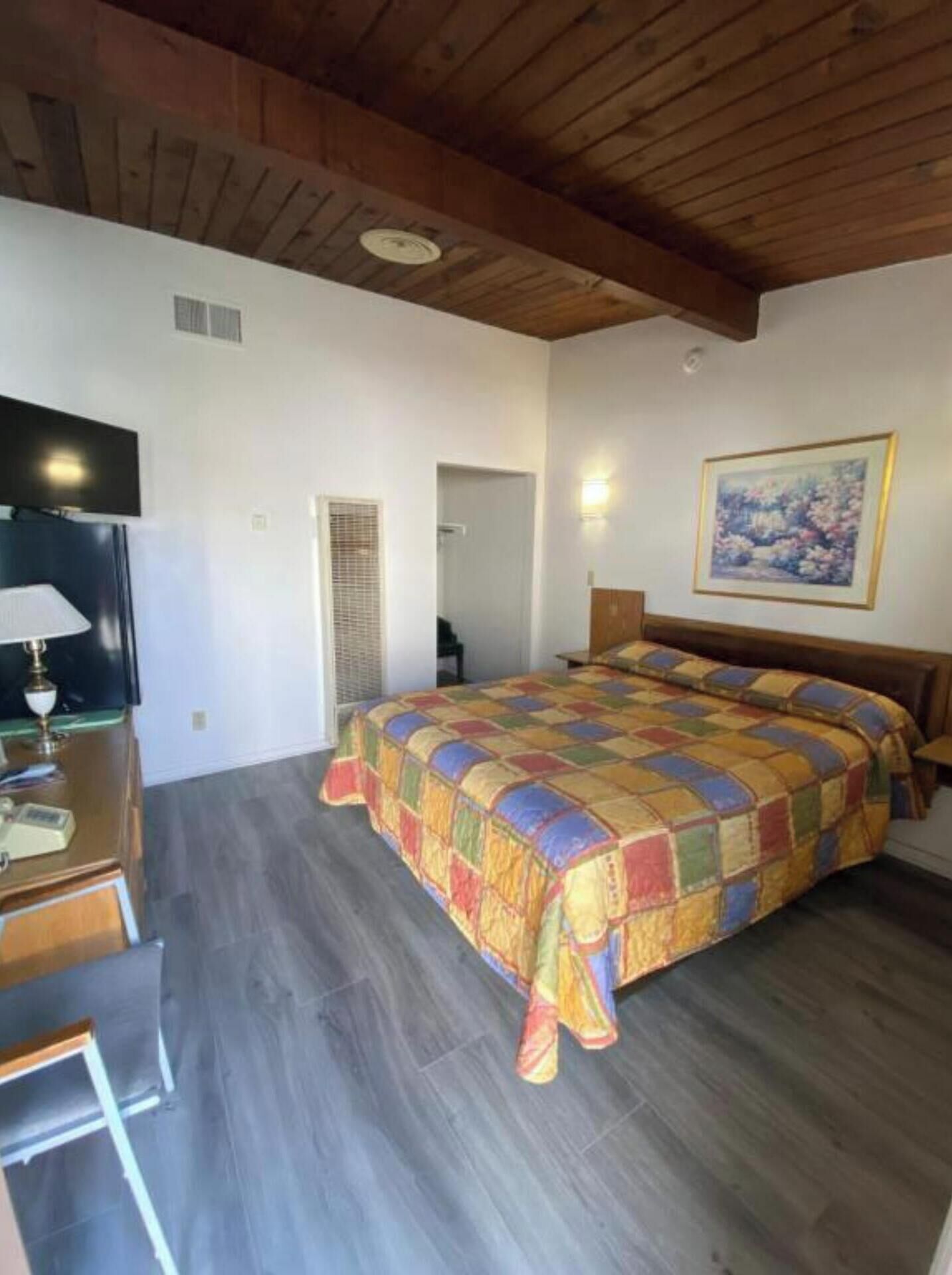 Skrivbord, gratis wi-fi och sängkläder