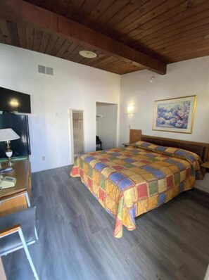 Escritorio, wifi gratis, ropa de cama