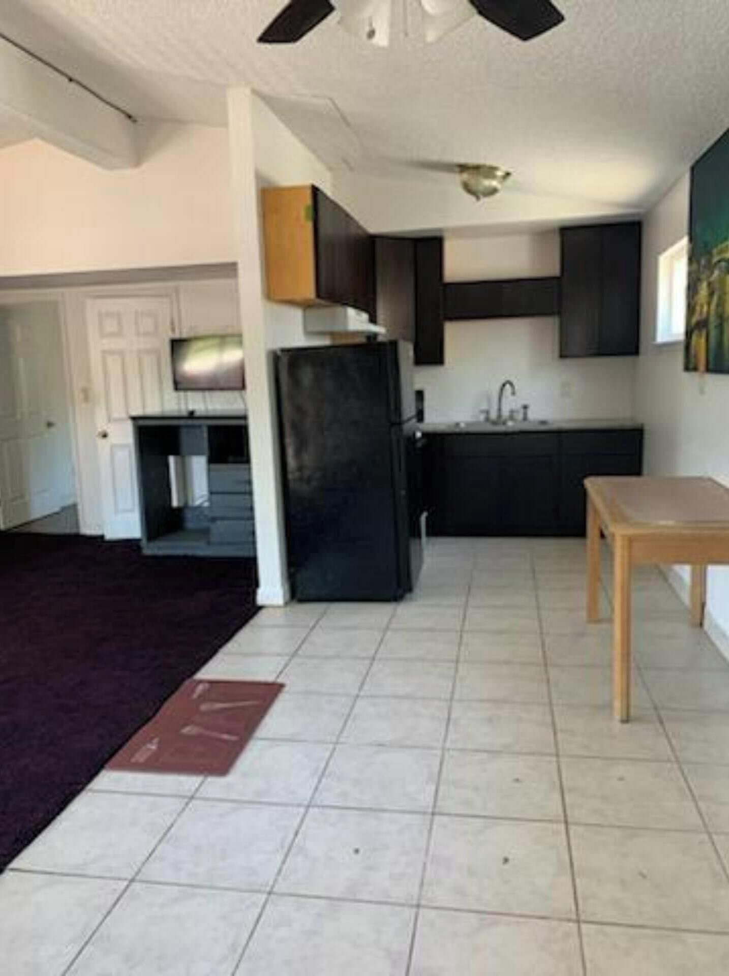 Room, 1 Queen Bed, Non Smoking, Kitchenette | Private kitchenette | Mini-fridge, microwave