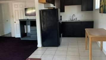 Room, 1 Queen Bed, Non Smoking, Kitchenette | Private kitchenette | Mini-fridge, microwave