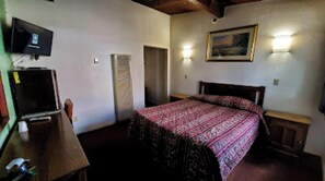 Desk, free WiFi, bed sheets - Santa Fe Motel Tehachapi by Hotel O (Tehachapi)