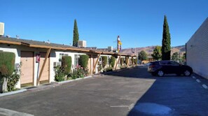 Free self parking - Santa Fe Motel Tehachapi by Hotel O (Tehachapi)