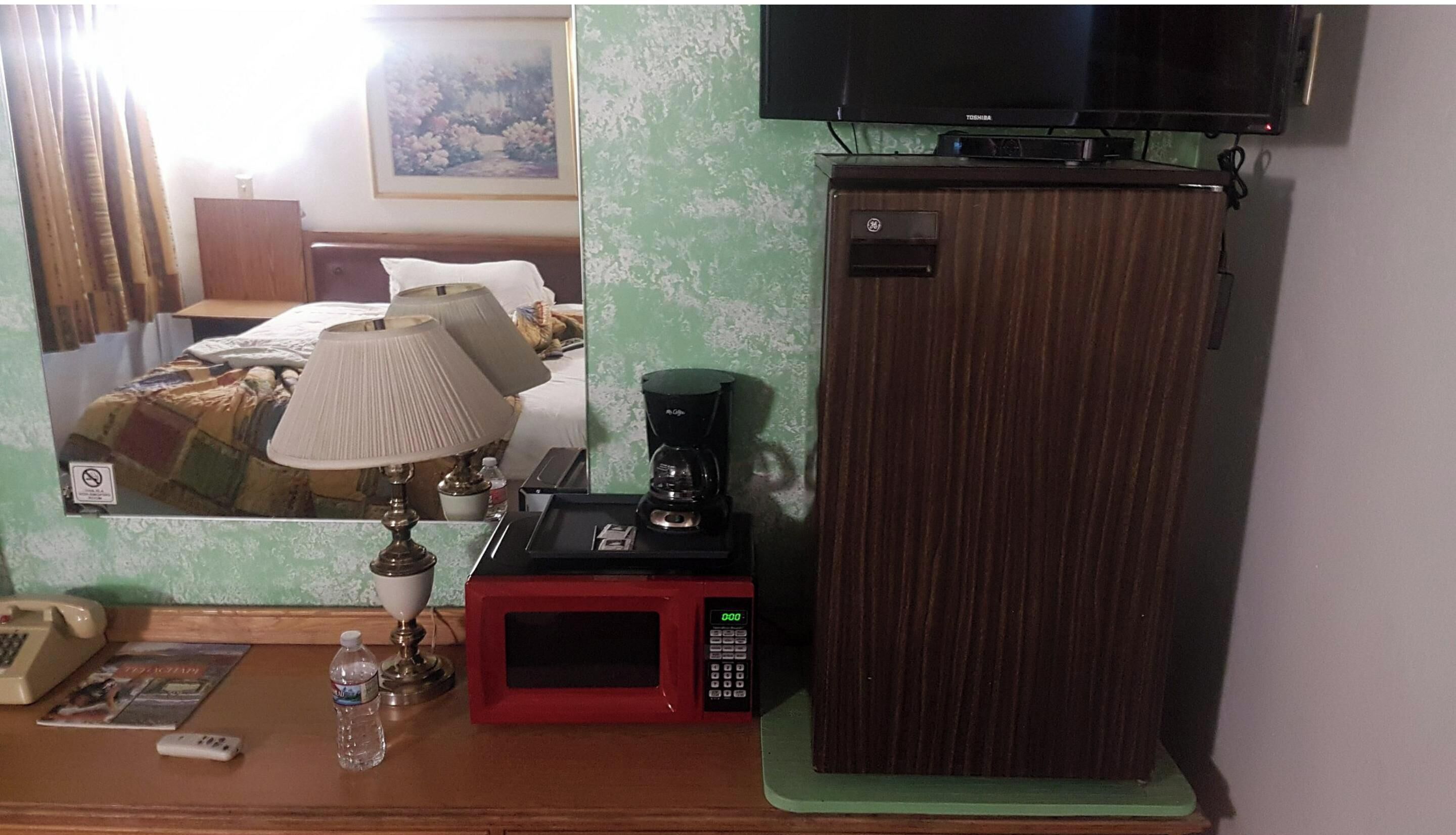 Room, 1 Queen Bed, Non Smoking | Desk, free WiFi, bed sheets