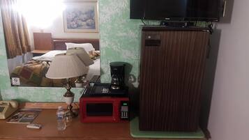 Room, 1 Queen Bed, Non Smoking | Desk, free WiFi, bed sheets