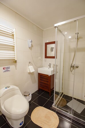 Standard Cabin, 2 Bedrooms | Bathroom | Shower, free toiletries, hair dryer, towels - Entre Fronteras (Punta Arenas)
