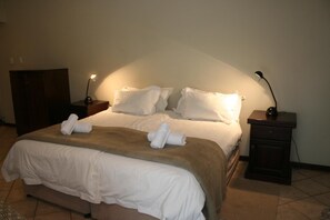 Minibar, in-room safe, desk, free WiFi - De Vagebond Bed & Breakfast (Windhoek)