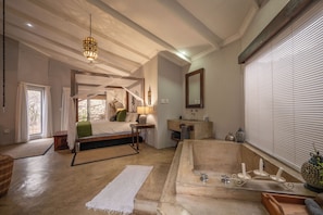 Superior villa | Badkamer | Gratis toiletartikelen, een haardroger, handdoeken, zeep