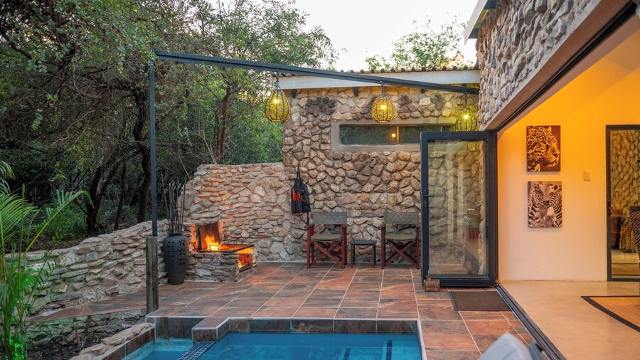 Foxy Crocodile Bush Lodge & Kruger Safaris