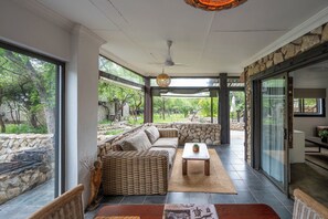 Deluxe villa | Woonruimte | Een 60-inch flatscreentelevisie met premium tv-zenders en televisie