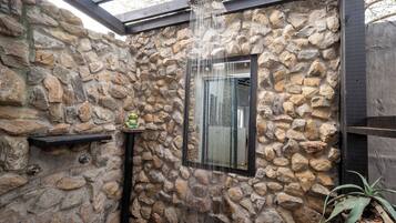 Superior Villa | Badezimmer | Kostenlose Toilettenartikel, Haartrockner, Handtücher, Seife