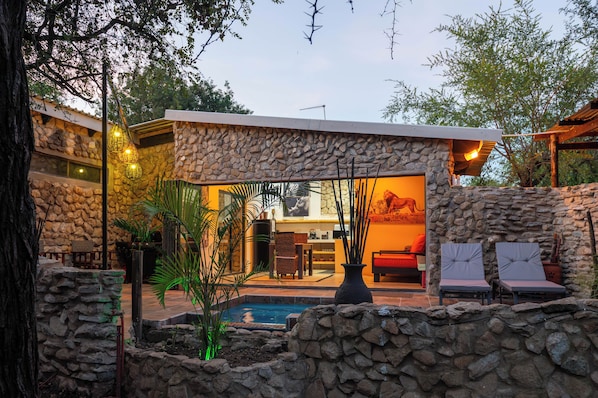 Deluxe Villa | 1 bedroom, premium bedding, individually decorated - Foxy Crocodile Bush Lodge & Kruger Safaris (Marloth Park)