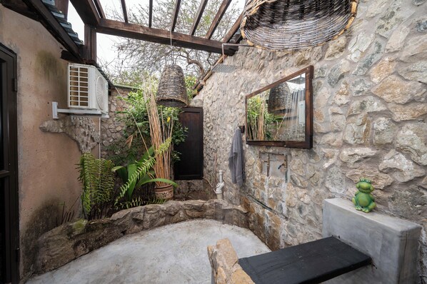 Deluxe Villa | Bathroom