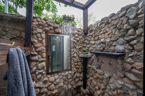 Superior Villa | バスルーム | バスアメニティ (無料)、ヘアドライヤー、タオル、石鹸