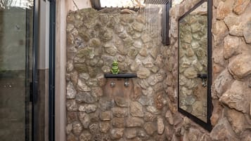 Superior Villa | Badezimmer | Kostenlose Toilettenartikel, Haartrockner, Handtücher, Seife