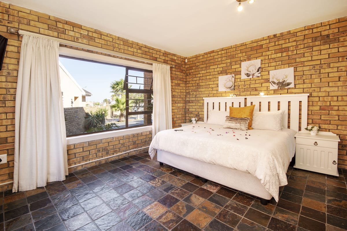 Executive Suite, 2 Bedrooms, Kitchen, Courtyard Area | WiFi (free)