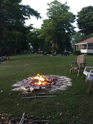 Outdoor dining - Maple Grove Cottages (Central Manitoulin)
