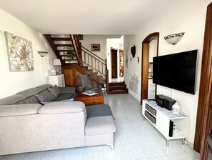 Fernseher, Bücher, Stereoanlage