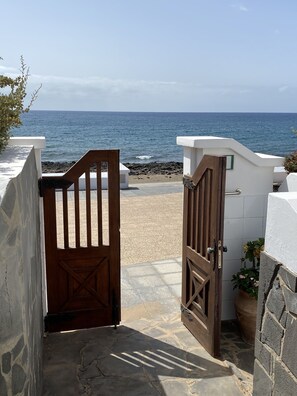 Property grounds - Dlx - Bungalow. Fantastic private complex directly by the sea pool, fiber optic internet (Playa Honda)