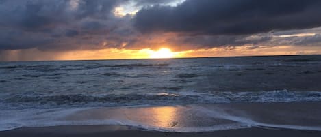 Una spiaggia nelle vicinanze, lettini da mare, teli da spiaggia