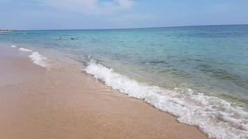 Perto da praia, espreguiçadeiras, toalhas de praia
