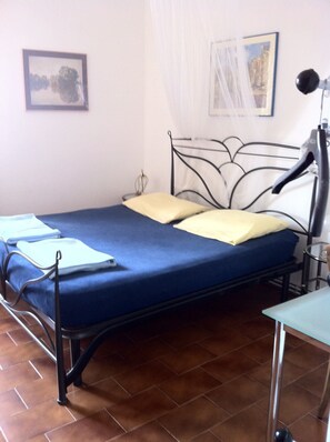 3 makuuhuonetta, tallelokero huoneessa, työpöytä, silitysrauta/-lauta