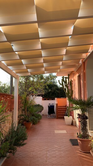 Terrace/patio - Family holiday home. Near the beach 600 meters. Free permanent unlimited. Internet. (San Pietro in Bevagna)